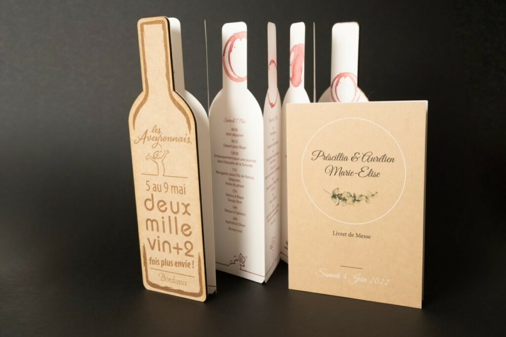 Programme de voyage dépliant avec accordéon avec avec couverture en bois MDF – découpe laser en forme de bouteille de vin Bordeaux