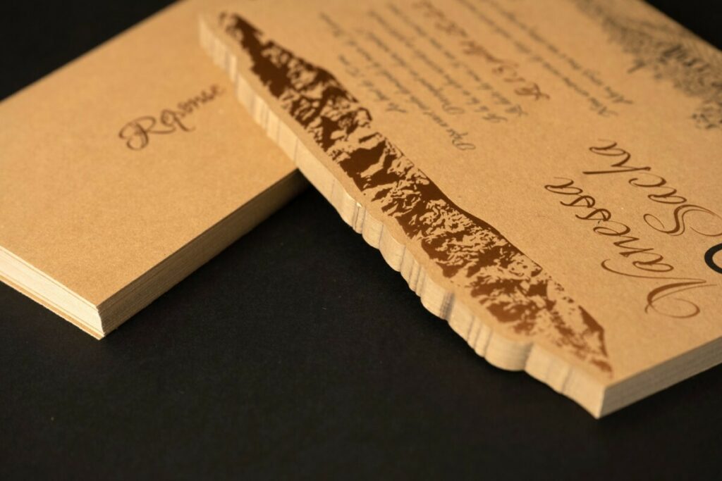 Faire-part de mariage provençal A5 avec marquage à chaud or rose montagne sainte Victoire sur papier kraft recyclé et découpe laser  – Nomad Kraft 350g