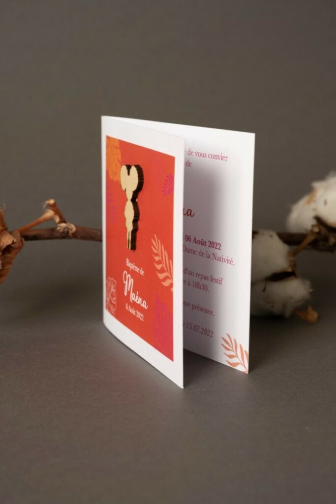 Carte d’invitation baptême avec pli et silhouette de petite fille coupe afro en bois véritable 3mm – découpe laser – Olin regular Ultimate white 300g