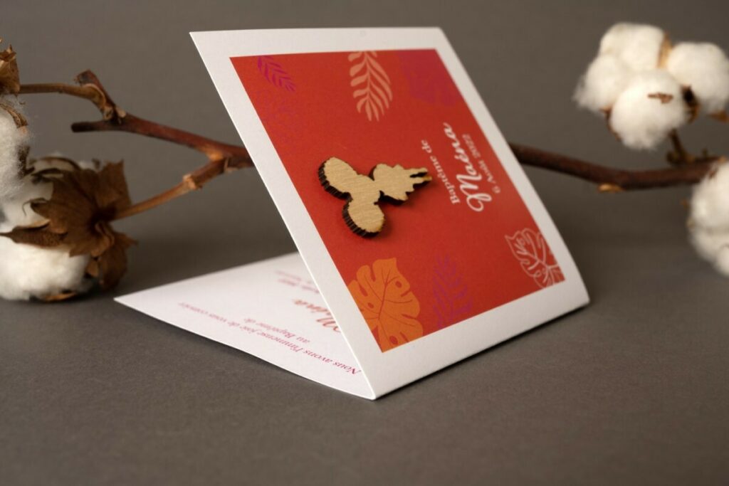 Carte d’invitation baptême avec pli et silhouette de petite fille coupe afro en bois véritable 3mm – découpe laser – Olin regular Ultimate white 300g