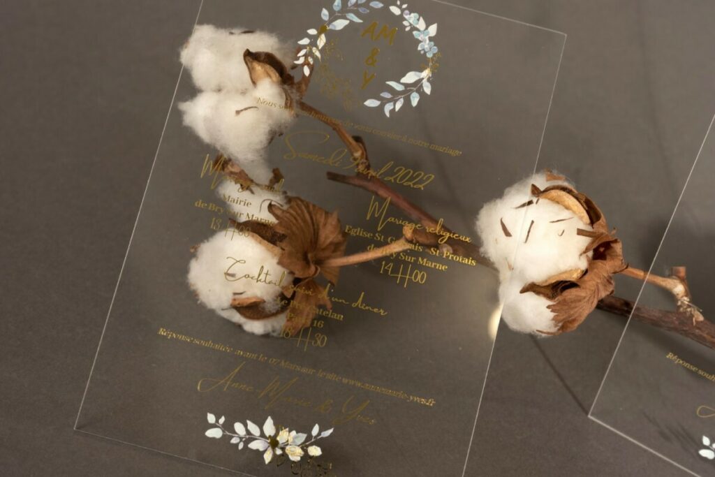 Faire-part de mariage 13x18cm plexiglas 2mm avec impression quadri blanc de soutien et dorure à chaud Or – initales des prénoms