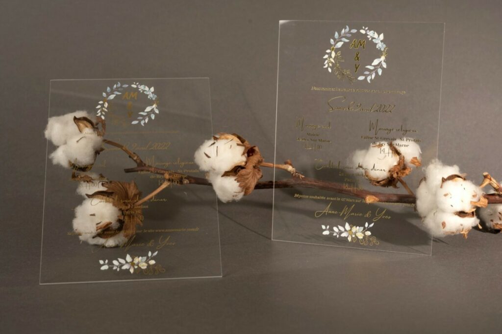 Faire-part de mariage 13x18cm plexiglas 2mm avec impression quadri blanc de soutien et dorure à chaud Or – initales des prénoms