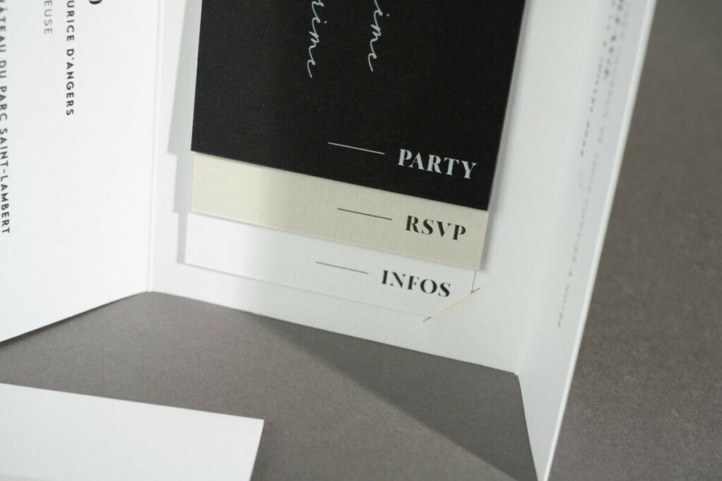 Faire part de mariage love in the air pochette avec rabats, encoches et coupon party, info et RSVP – Colorplan White frost, Ebony black, Pale grey – Mini fourreau en calque avec impression noir