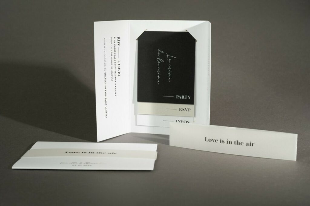 Faire part de mariage love in the air pochette avec rabats, encoches et coupon party, info et RSVP – Colorplan White frost, Ebony black, Pale grey – Mini fourreau en calque avec impression noir