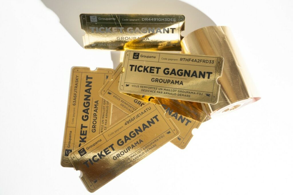 Golden ticket numéroté impression noir pour concours d’entreprise – Dorure numérique recto verso et découpe laser