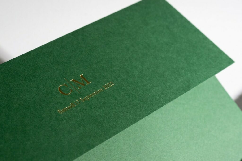 Enveloppe C5 Colorplan Forest avec marquage à chaud monogramme or brillant sur patte droite.