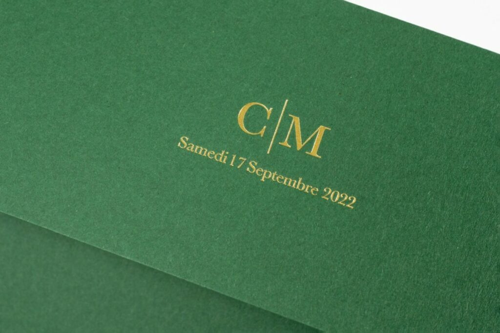 Enveloppe C5 Colorplan Forest avec marquage à chaud monogramme or brillant sur patte droite.