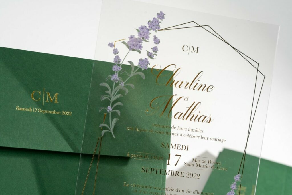 Faire-part de mariage en plexiglas 2mm avec impression quadri et blanc de soutien avec dorure à chaud or brillant – enveloppe C5 Colorplan Forest avec patte droite et marqauge à chaud monogramme sur la patte