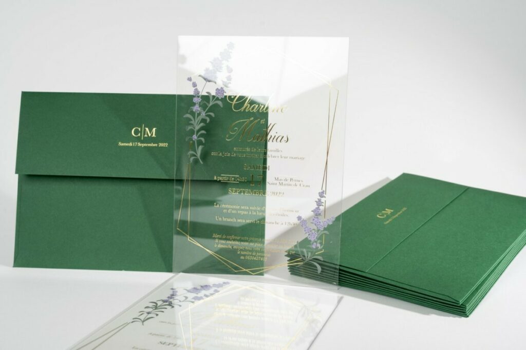 Faire-part de mariage en plexiglas 2mm avec impression quadri et blanc de soutien avec dorure à chaud or brillant – enveloppe C5 Colorplan Forest avec patte droite et marqauge à chaud monogramme sur la patte