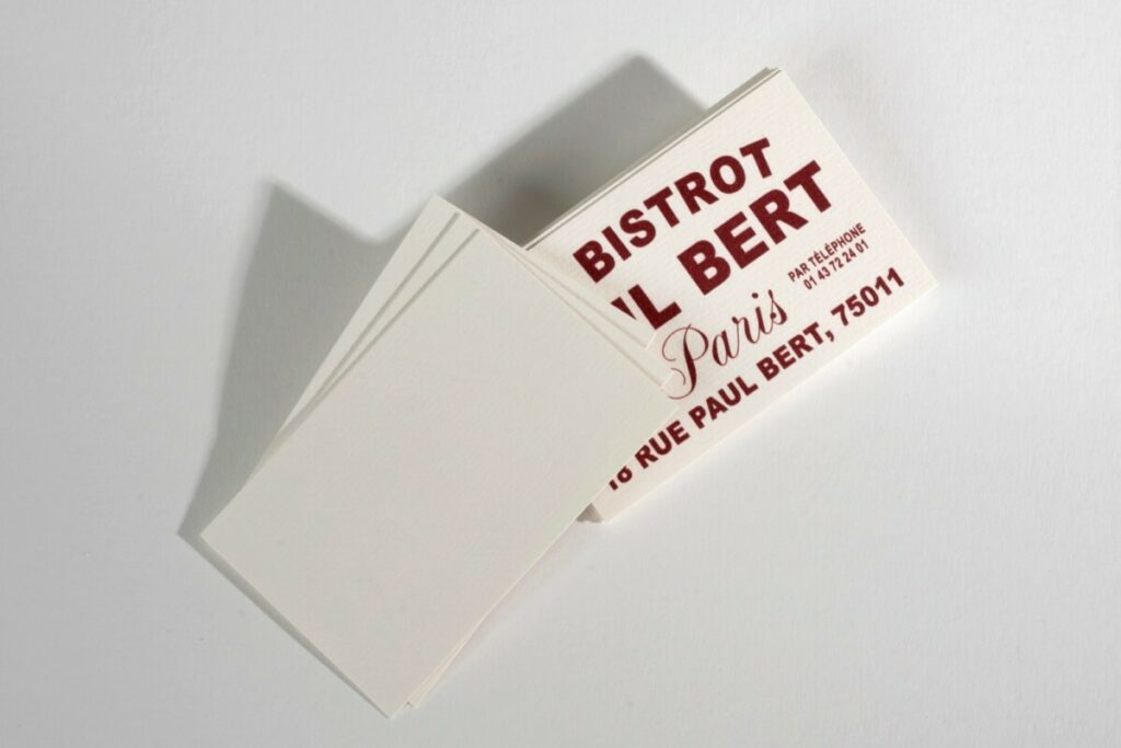 Cartes de visite Thermorelief pour bistrot parisien – Impression bordeaux 7623 en relief – Rives tradition blanc naturel 320g
