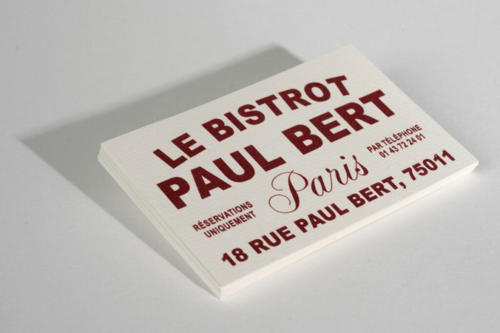 Cartes de visite Thermorelief pour bistrot parisien – Impression bordeaux 7623 en relief – Rives tradition blanc naturel 320g