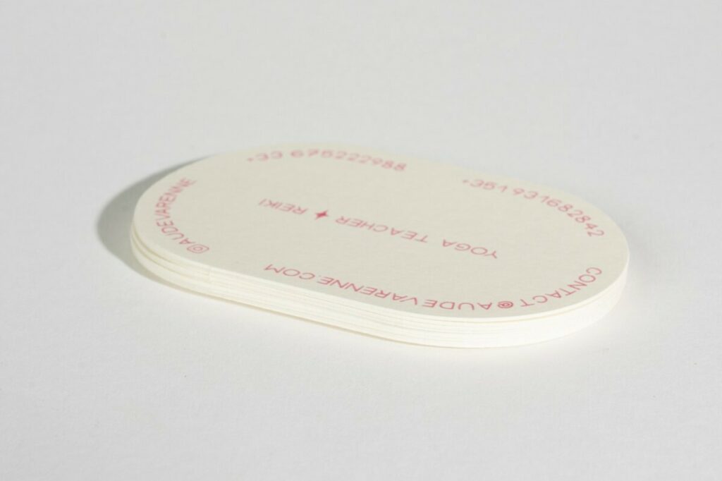 Cartes de visites ovales pour ostéopathe DO – Impression quadri rose – Colorplan Natural 350g – Découpe numérique