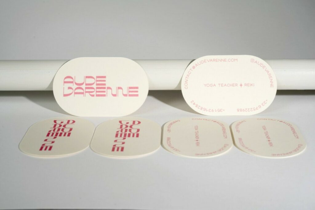 Cartes de visites ovales pour ostéopathe DO – Impression quadri rose – Colorplan Natural 350g – Découpe numérique