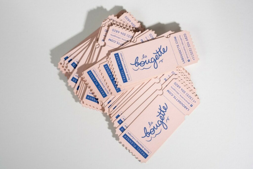 Cartes de visite en découpe laser pour travel planner – Impression Pantone bleu reflex et rose 510U – Old mill Premiun White 300g – découpe laser forme ticket vintage
