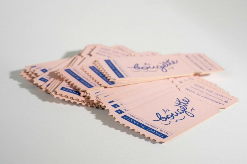 Cartes de visite en découpe laser pour travel planner – Impression Pantone bleu reflex et rose 510U – Old mill Premiun White 300g – découpe laser forme ticket vintage