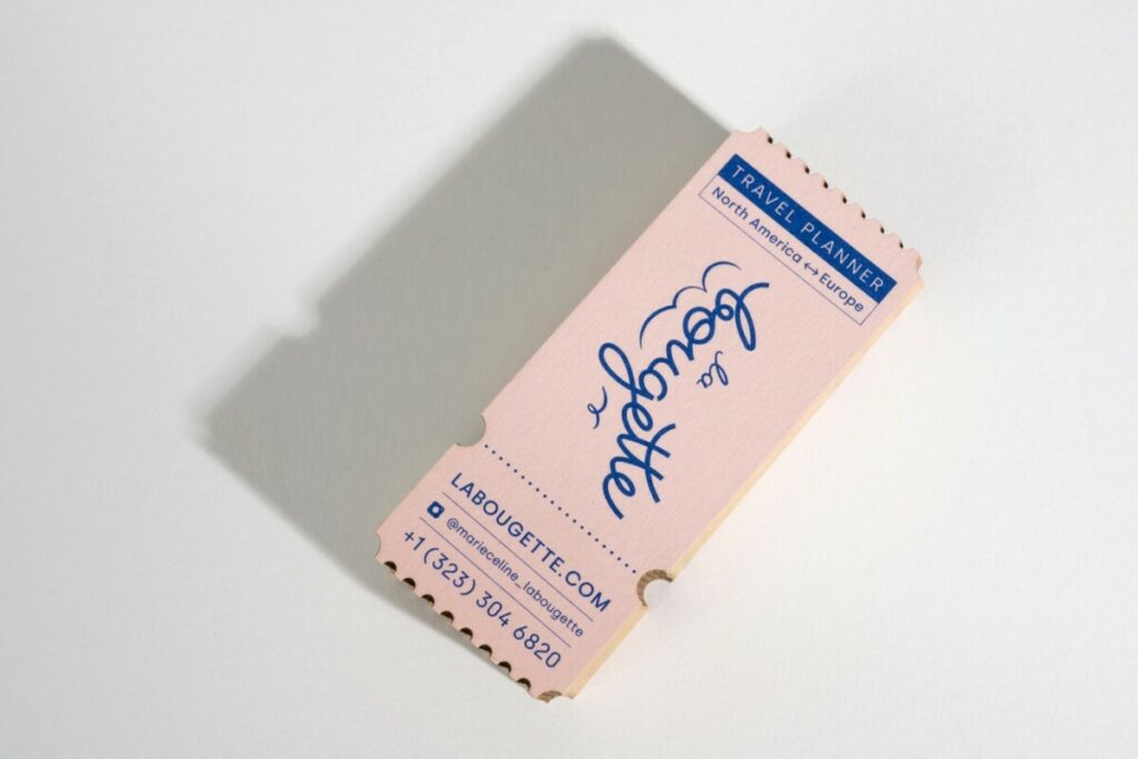 Cartes de visite en découpe laser pour travel planner – Impression Pantone bleu reflex et rose 510U – Old mill Premiun White 300g – découpe laser forme ticket vintage