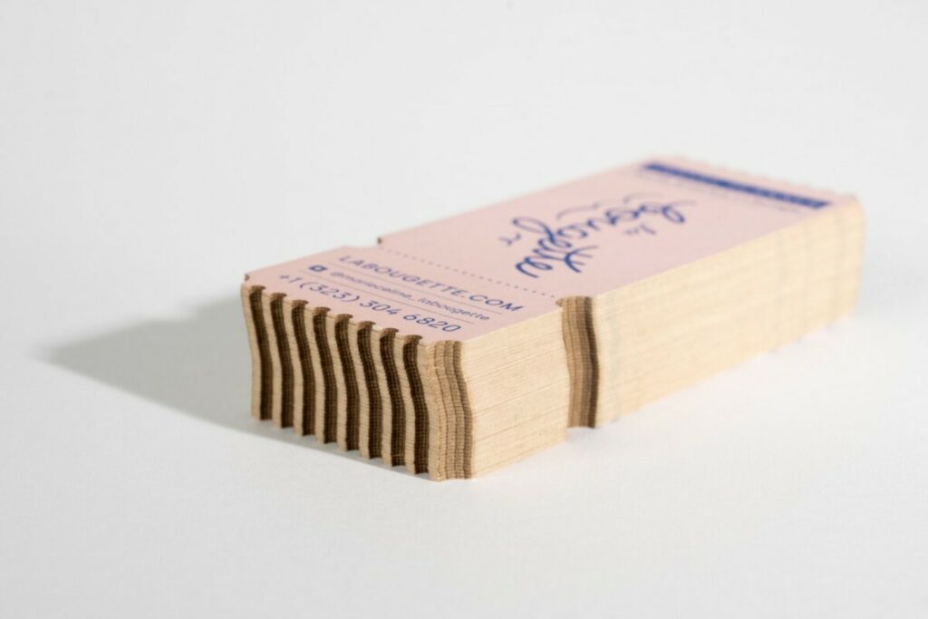 Cartes de visite en découpe laser pour travel planner – Impression Pantone bleu reflex et rose 510U – Old mill Premiun White 300g – découpe laser forme ticket vintage