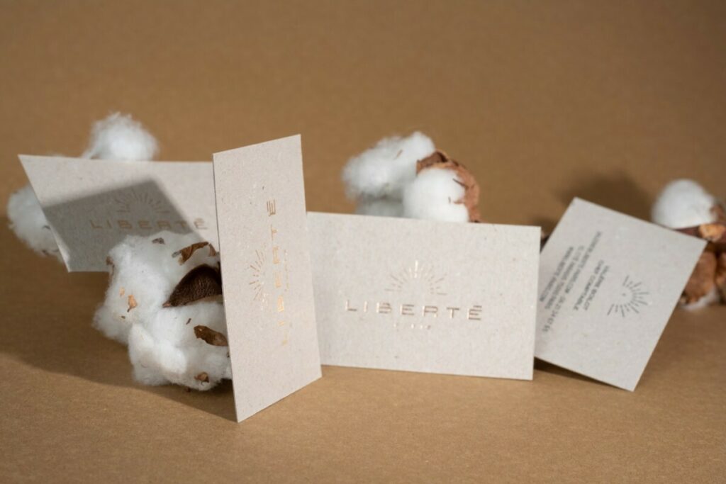 Cartes de visites en marquage sur papier recyclé pour boulangerie haut de gamme – Dorure à chaud Or rose 355 – Carton gris recyclé 400g