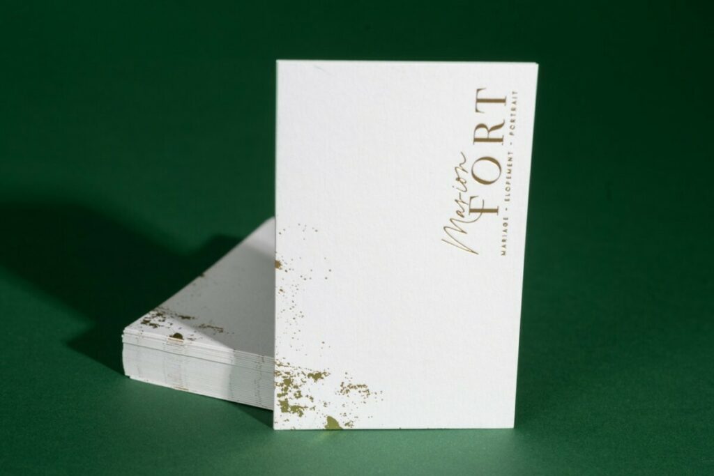 Cartes de visite pour photographe en marquage à chaud or brillant avec débossage en creux et impression quadri numérique – Old Mill Premium white 350g