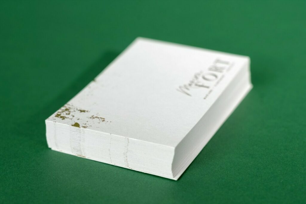Cartes de visite pour photographe en marquage à chaud or brillant avec débossage en creux et impression quadri numérique – Old Mill Premium white 350g