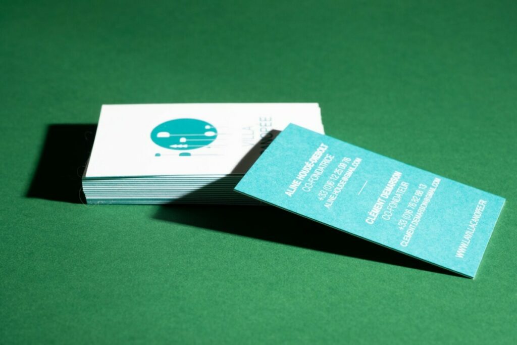 Cartes de visite artiste en contre collage duplex 620g – Vernis 3D sur pelliculage soft touch – Impression blanche numérique sur Colorplan Marrs green 270g