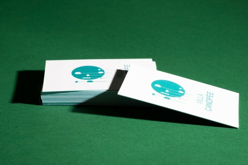 Cartes de visite artiste en contre collage duplex 620g – Vernis 3D sur pelliculage soft touch – Impression blanche numérique sur Colorplan Marrs green 270g