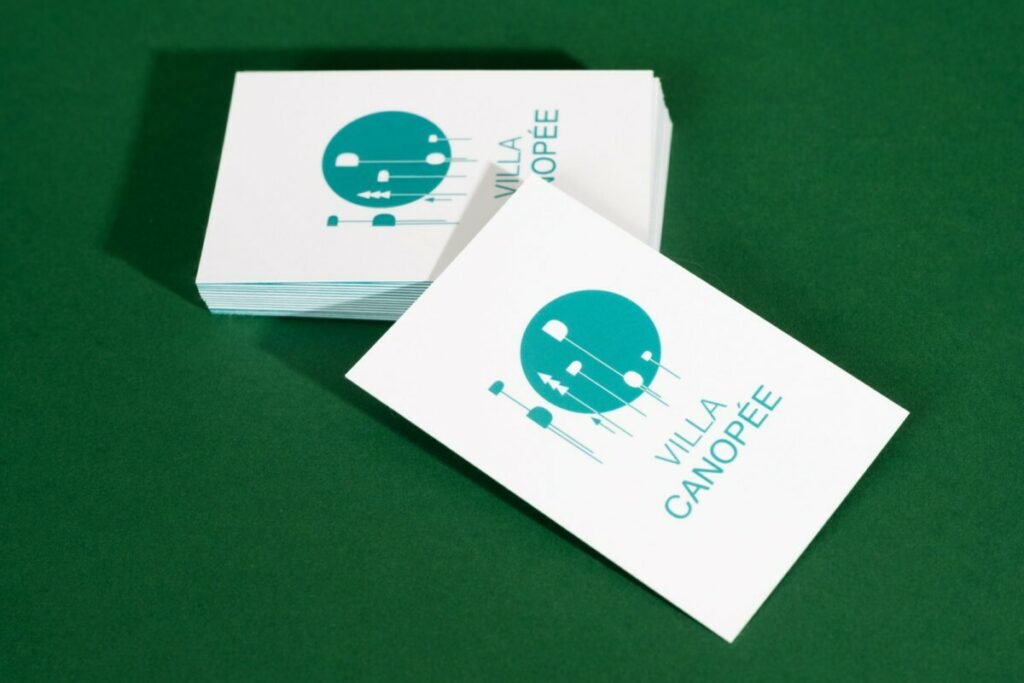 Cartes de visite artiste en contre collage duplex 620g – Vernis 3D sur pelliculage soft touch – Impression blanche numérique sur Colorplan Marrs green 270g