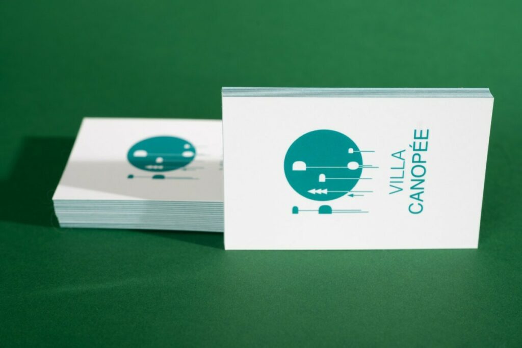 Cartes de visite artiste en contre collage duplex 620g – Vernis 3D sur pelliculage soft touch – Impression blanche numérique sur Colorplan Marrs green 270g