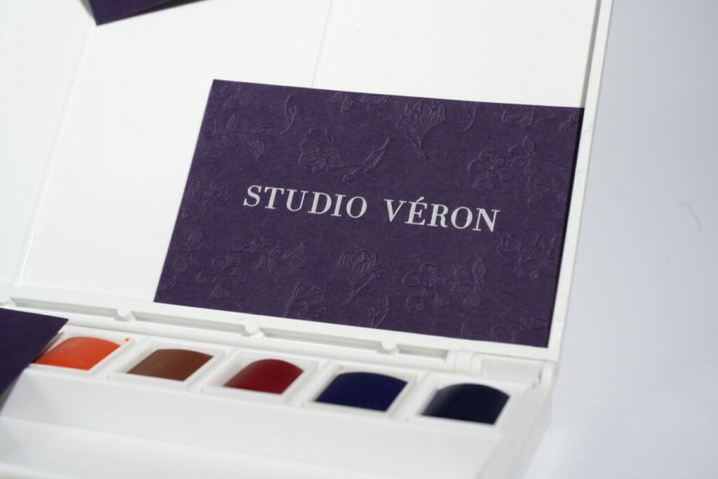 Cartes de visite pour Design studio – Débossage pur en creux motif floral et marquage à chaud argent mat – Colorplan Amethyst 350g