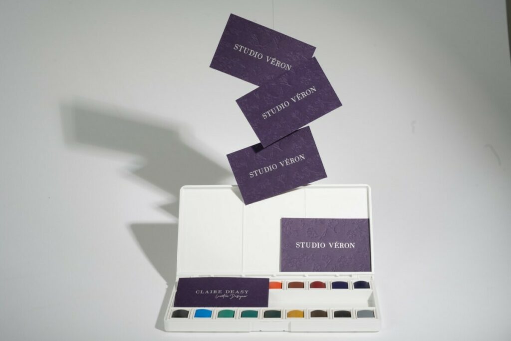 Cartes de visite pour Design studio – Débossage pur en creux motif floral et marquage à chaud argent mat – Colorplan Amethyst 350g