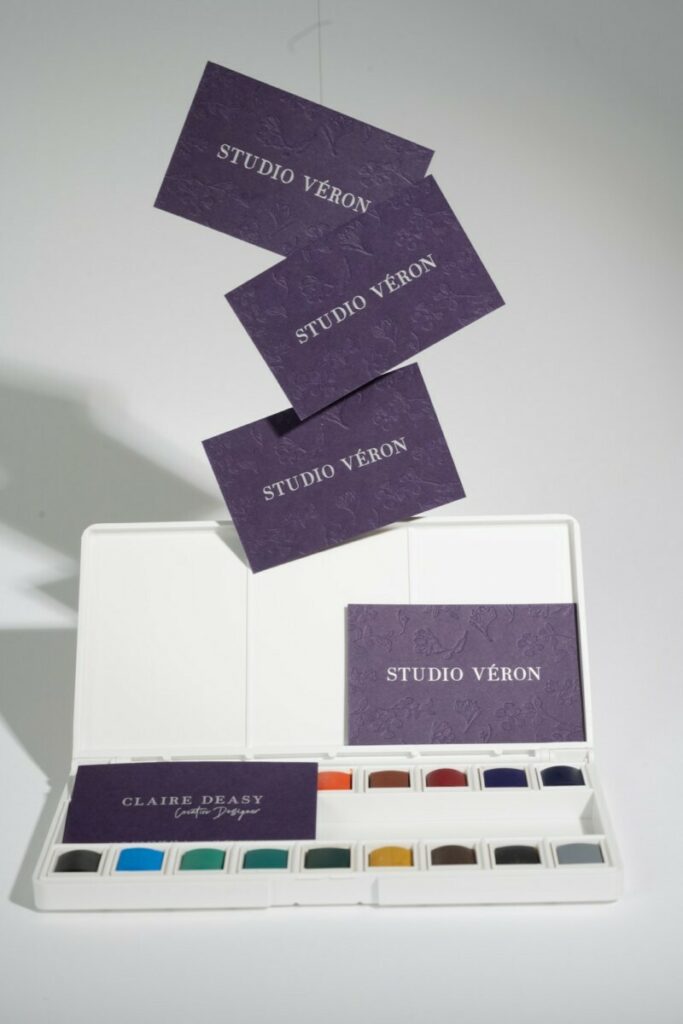 Cartes de visite pour Design studio – Débossage pur en creux motif floral et marquage à chaud argent mat – Colorplan Amethyst 350g