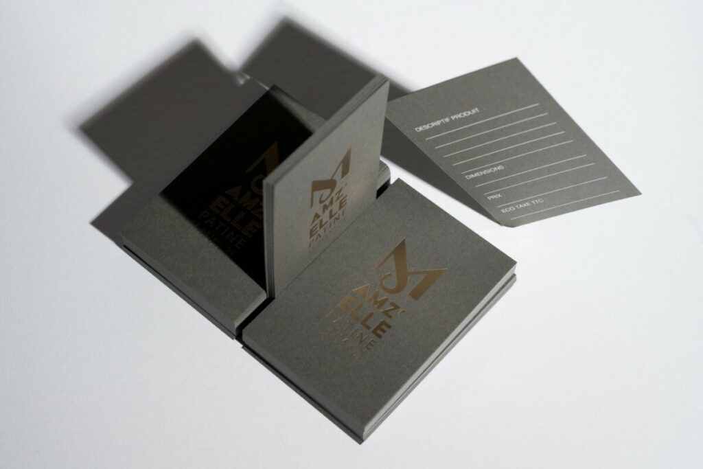 Cartes de visite pour concept store décoration d’intérieur avec double marquage à chaud Kurz Pebble Beige et blanc brillant – Favini Graphite Grey 320g