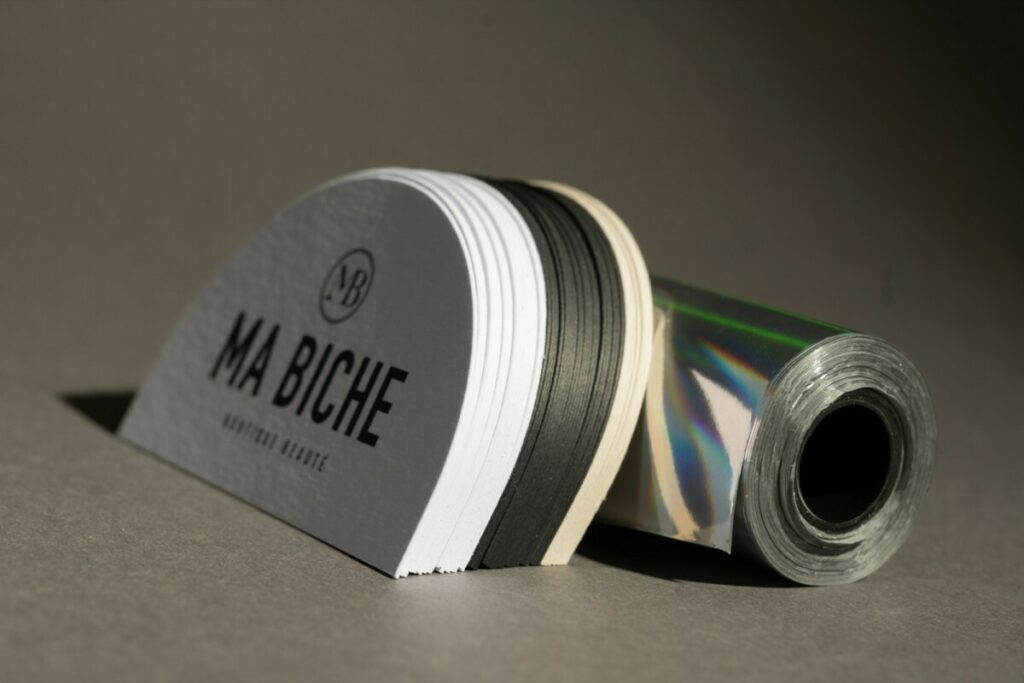 Cartes de visites Black and white pour institut de beauté sur papier teinté dans la masse avec découpe en forme d’arche – découpe numérique – colorplan ebony black, white frost, stone – Impression blanche numérique