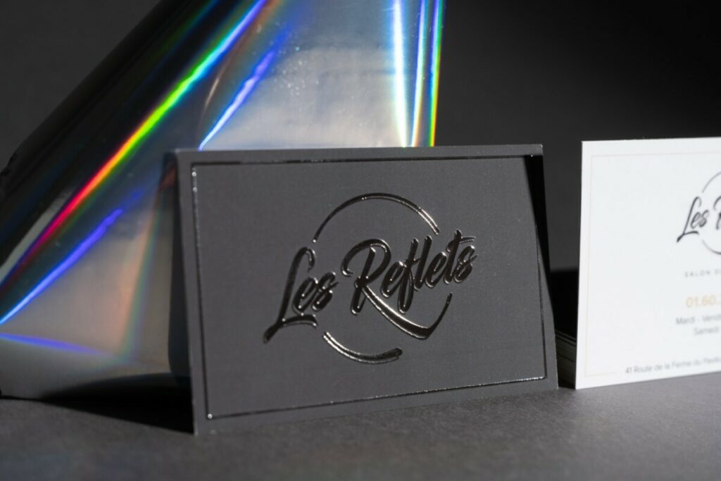 Cartes de visite en vernis 3D noir sur fond noir pour salon de coiffure haut de gamme.- couché mat 350g avec pelliculage soft touch