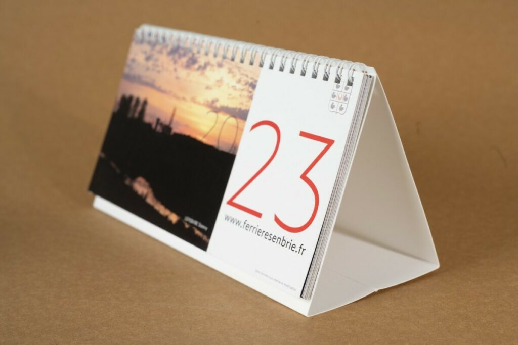 Calendrier chevalet format paysage une page par mois avec reliure métallique en spirale – Couché mat 350g