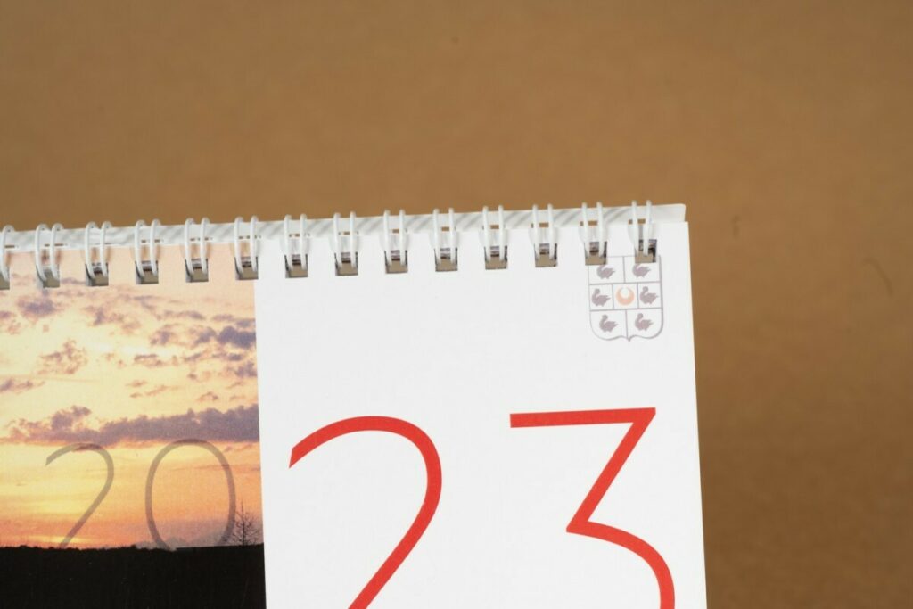 Calendrier chevalet format paysage une page par mois avec reliure métallique en spirale – Couché mat 350g
