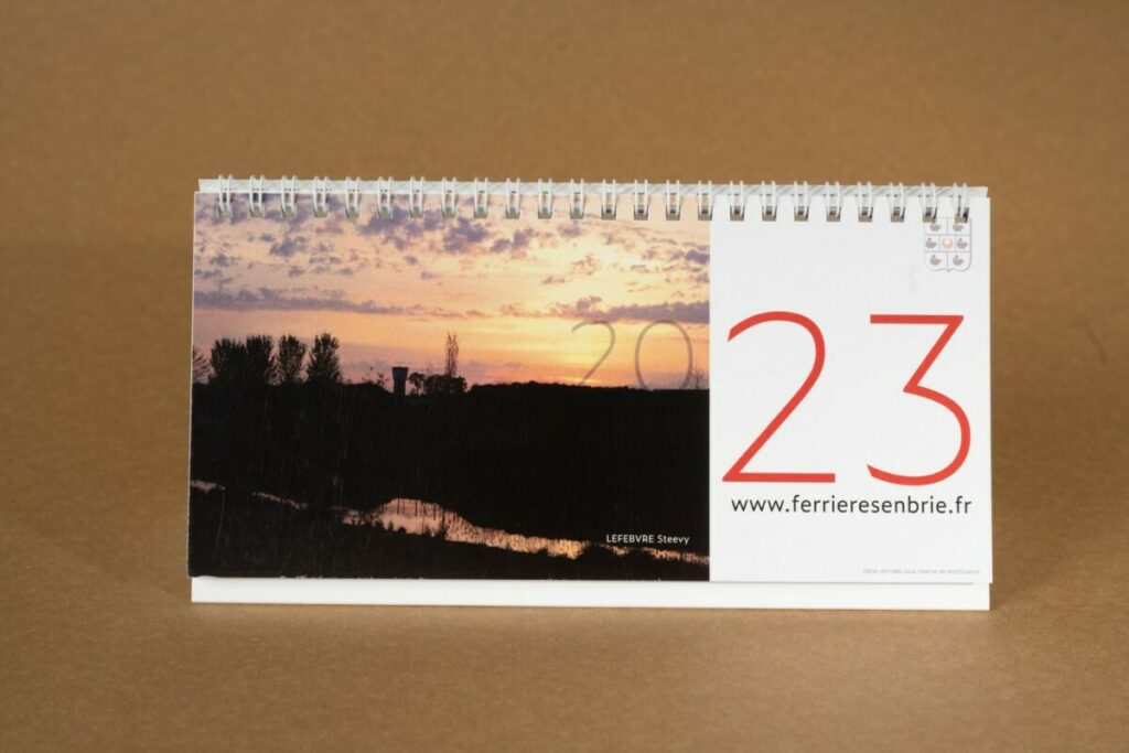 Calendrier chevalet format paysage une page par mois avec reliure métallique en spirale – Couché mat 350g