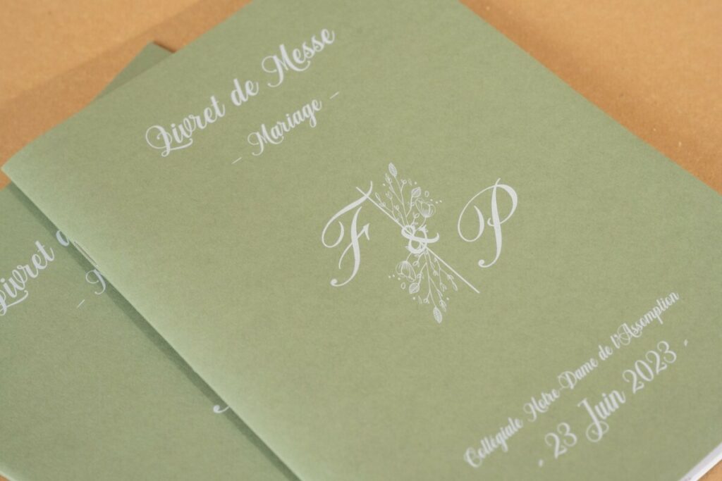Livret de messe mariage A5 – couverture en papier vert couleur sauge impression blanche numérique – reliure 2 pics métal – Materica verdigris 250g