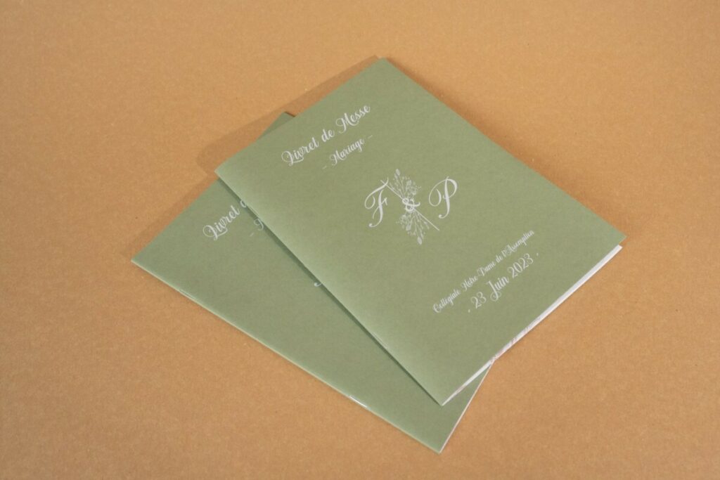 Livret de messe mariage A5 – couverture en papier vert couleur sauge impression blanche numérique – reliure 2 pics métal – Materica verdigris 250g