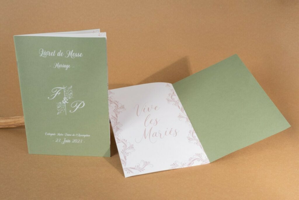 Livret de messe mariage A5 – couverture en papier vert couleur sauge impression blanche numérique – reliure 2 pics métal – Materica verdigris 250g