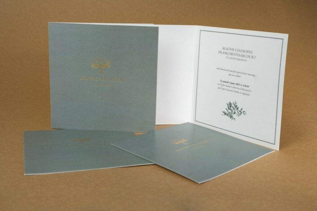 Faire-part de mariage carré 2 volets impression vert de gris et marquage à chaud or mat sur prénoms et logo Olivier – Olin regular