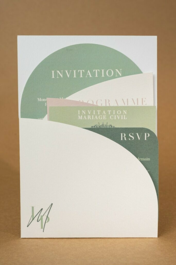 Faire-part de mariage avec pochette sur mesure et carton d’invitation en découpe numérique en forme d’arche – impression cmjn – Old mill premium white