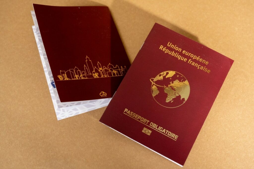 Faire-part de mariage Marrakech imitation passeport – couverture avec pelliculage mat et dorure numérique OR – 2 agrafes métal