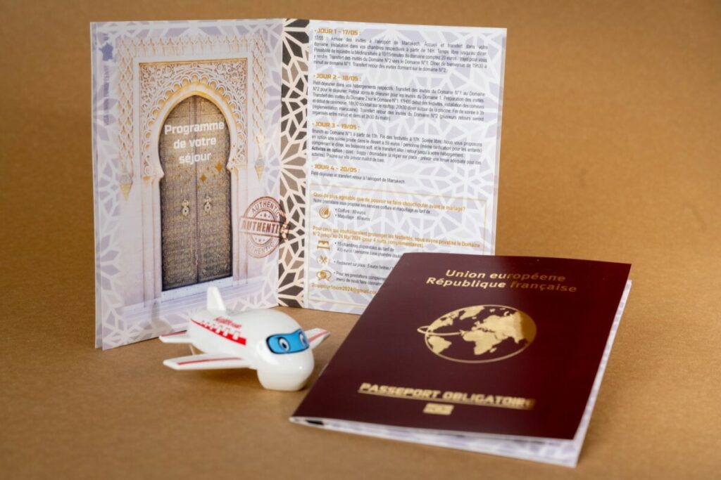Faire-part de mariage Marrakech imitation passeport – couverture avec pelliculage mat et dorure numérique OR – 2 agrafes métal