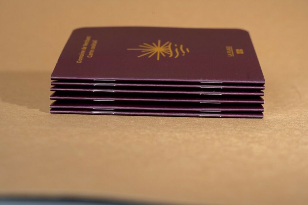 Carte cocktail bar imitation passeport – couverture avec pelliculage mat et dorure numérique OR – 2 agrafes métal – 2 angles arrondis 9mm