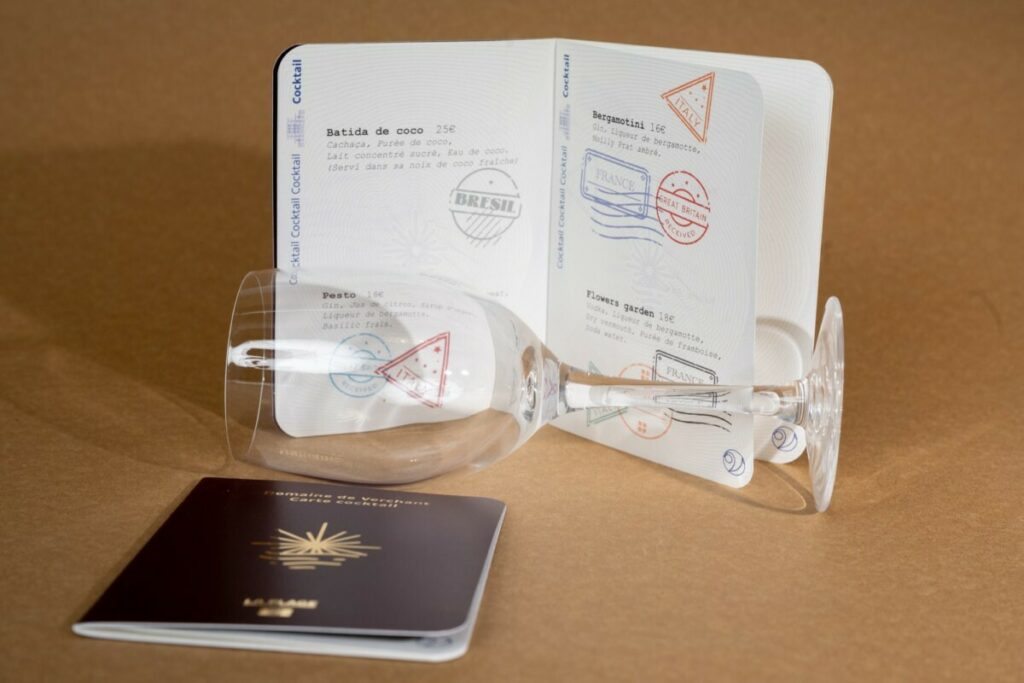 Carte cocktail bar imitation passeport – couverture avec pelliculage mat et dorure numérique OR – 2 agrafes métal – 2 angles arrondis 9mm