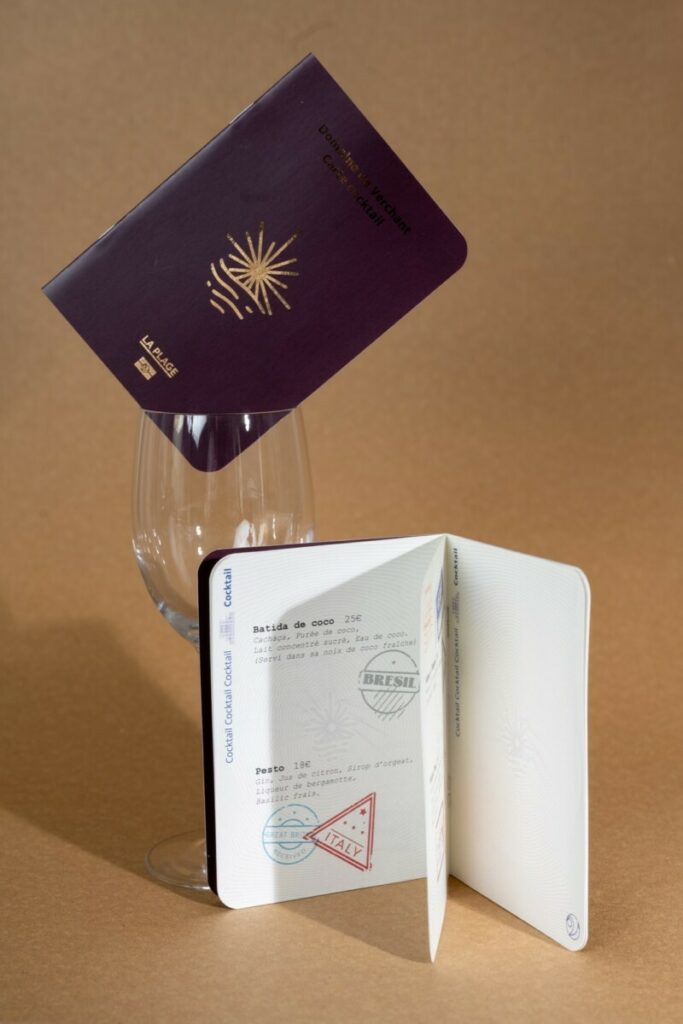 Carte cocktail bar imitation passeport – couverture avec pelliculage mat et dorure numérique OR – 2 agrafes métal – 2 angles arrondis 9mm