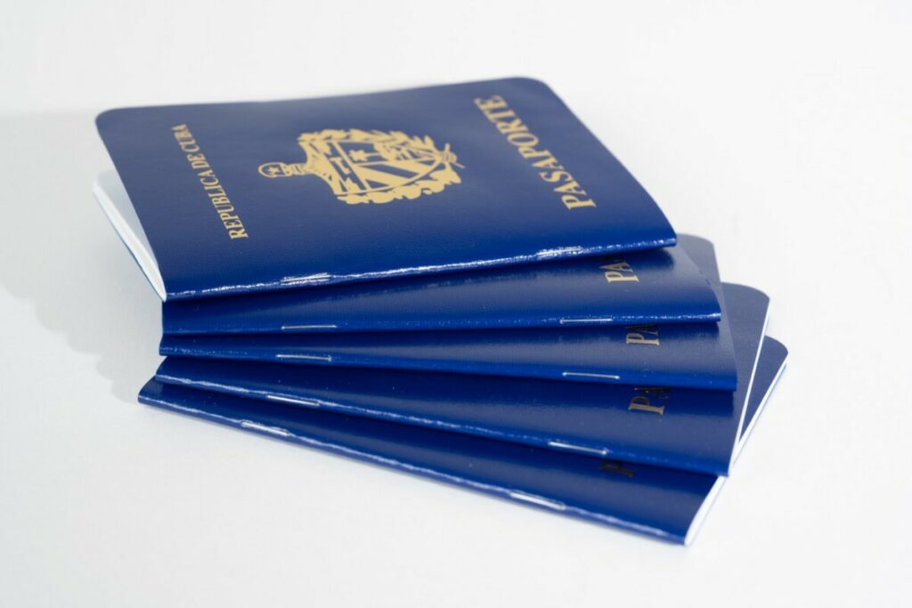 Carnet imitation passeport cubain factice pour court métrage – Couverture simili cuir bleu électrique – Marquage à chaud or mat – 2 agrafes métal – 2 angles arrondis 9mm