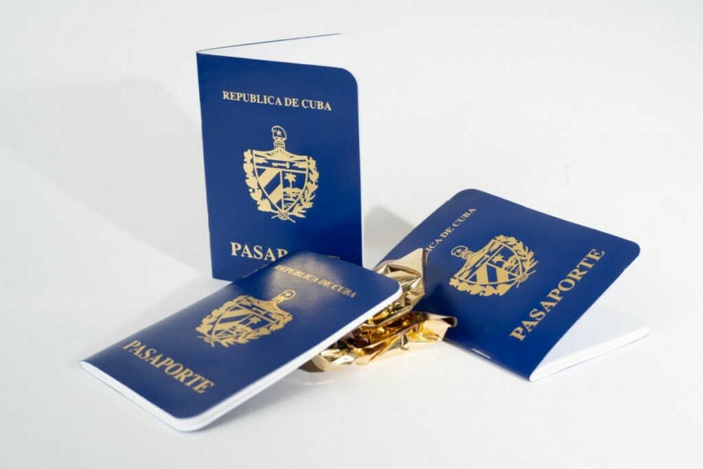 Carnet imitation passeport cubain factice pour court métrage – Couverture simili cuir bleu électrique – Marquage à chaud or mat – 2 agrafes métal – 2 angles arrondis 9mm