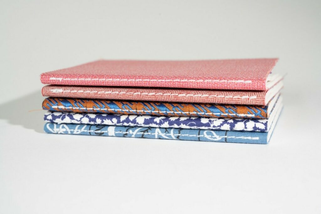Mini carnets de notes A6 avec reliure en couture Singer blanche – Couverture en tissu upcyclé issu d’un créateur de noeud papillon cravate